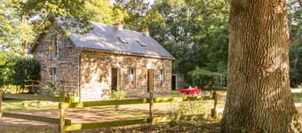 Charming Cottage in Verdant Park with Modern Amenities & Family Activities