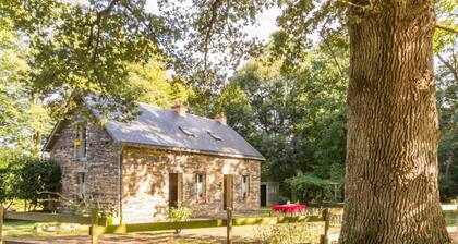 Charming Cottage in Verdant Park with Modern Amenities & Family Activities