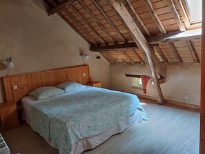 3 bedrooms, free WiFi - Charming Cottage in Verdant Park with Modern Amenities & Family Activities (Nozay)