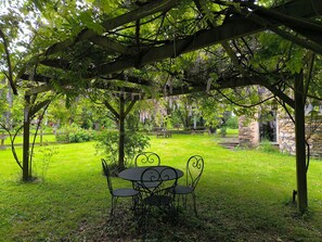 Outdoor dining - Charming Cottage in Verdant Park with Modern Amenities & Family Activities (Nozay)