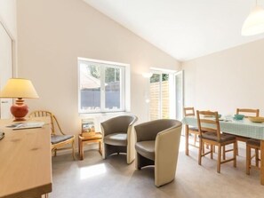 Dining - Charming House near Nantes with Private Garden, Terrace, and Modern Amenities (Vertou)