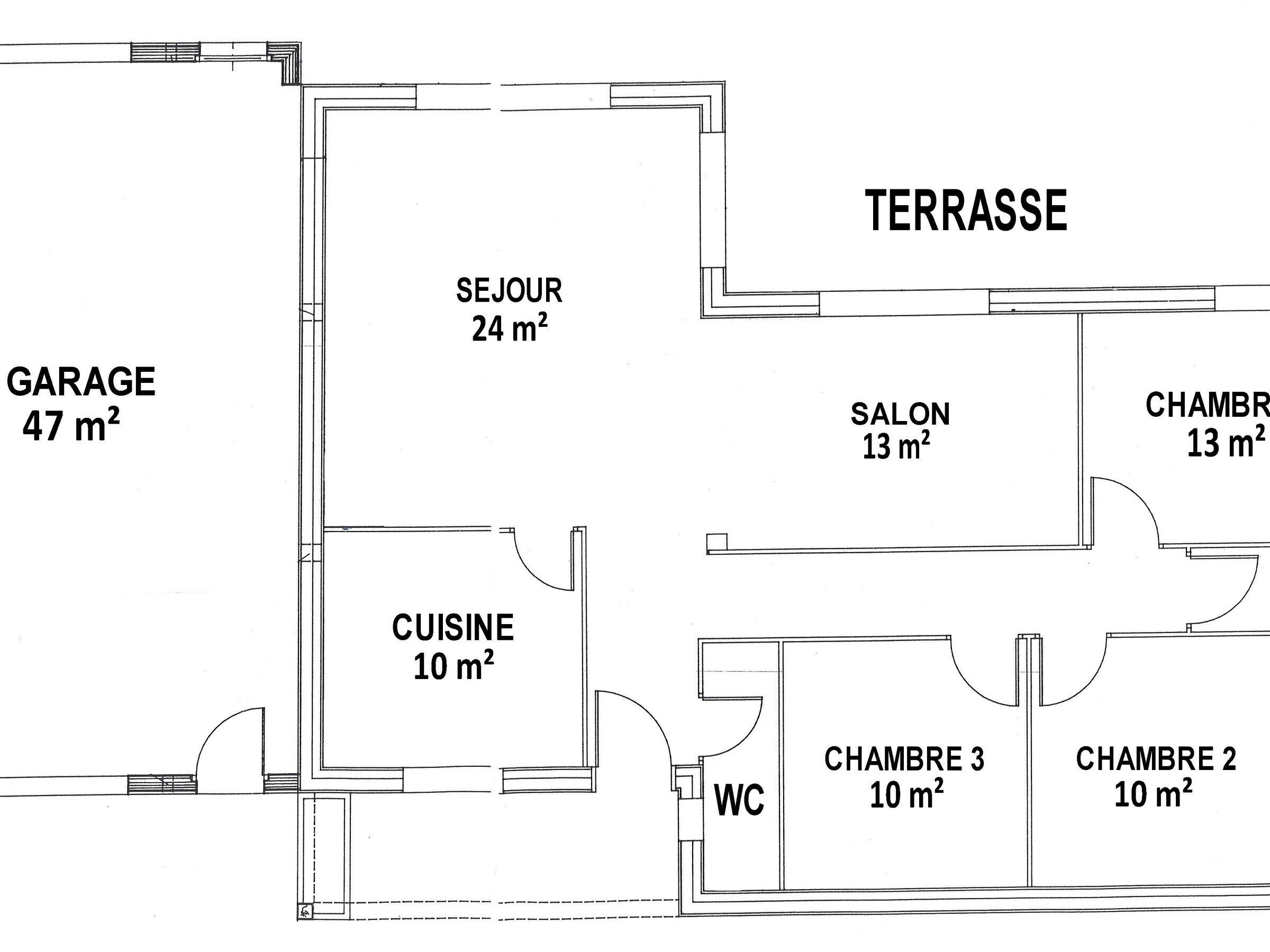 Plan d’étage d’une propriété comprenant une terrasse, un garage, un salon, une cuisine, des toilettes et deux chambres.