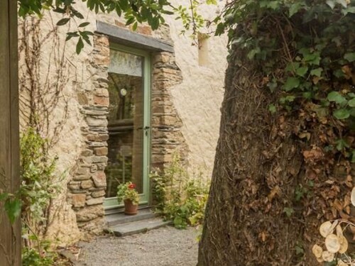 Peaceful Stone Cottage with Garden, Near Lakes & Nantes