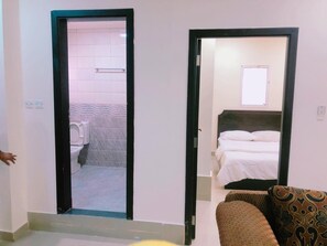 Family Apartment | Premium bedding, memory-foam beds, laptop workspace, free WiFi - Al Khobar Plaza (Manama)