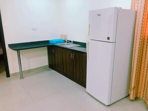 Family Apartment | Private kitchen | Fridge, cookware/dishes/utensils - Al Khobar Plaza (Manama)