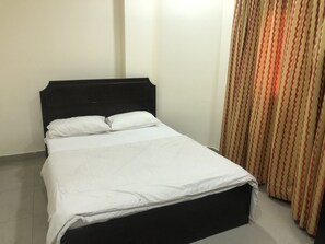 Familie appartement | Luxe beddengoed, bedden met traagschuimmatras, een laptopwerkplek