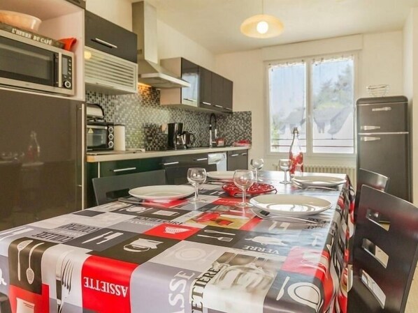 Frigorífico, microondas, horno y lavavajillas