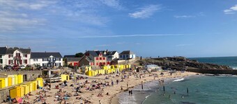 Charming Renovated Cottage Near Beaches and Shops with Private Garden and Modern Amenities