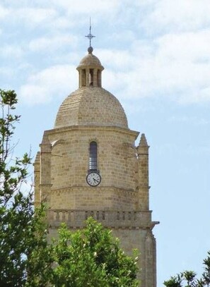 A tower with a clock, a dome, and a weather vane. - Charming Renovated Cottage Near Beaches and Shops with Private Garden and Modern Amenities (Batz-sur-Mer)
