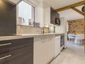 Kjøleskap, mikrobølgeovn, ovn og oppvaskmaskin