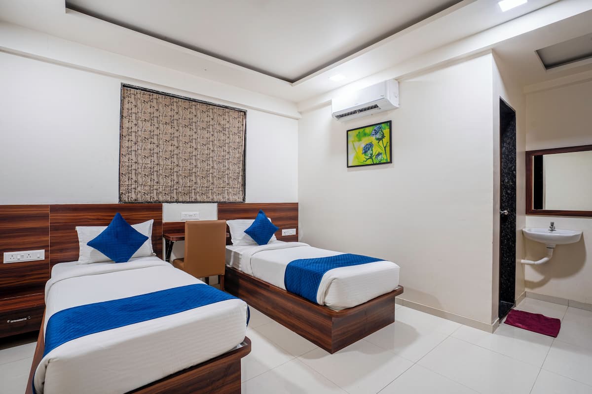 Select Comfort beds, rollaway beds, free WiFi, bed sheets