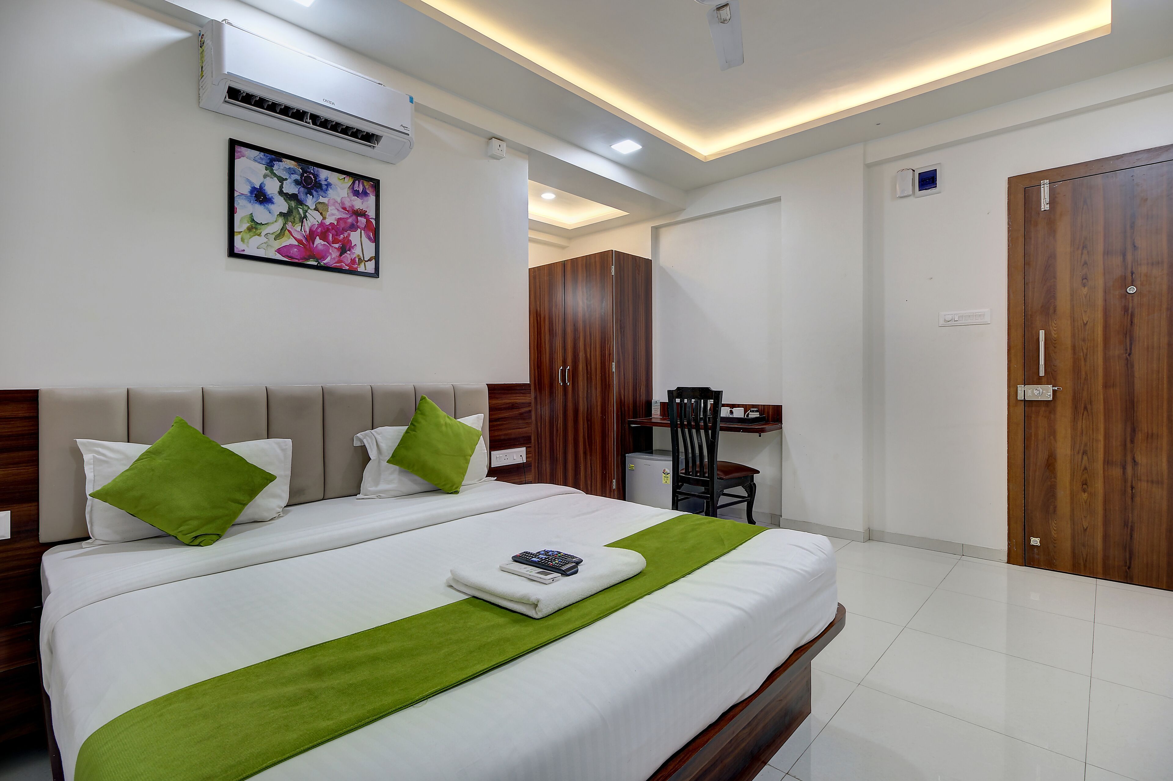 Luxury Double Room | Select Comfort beds, rollaway beds, free WiFi, bed sheets