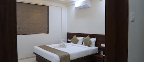 Luxury Double Room | Select Comfort beds, rollaway beds, free WiFi, bed sheets