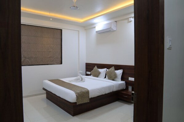 Luxury Double Room | Select Comfort beds, rollaway beds, free WiFi, bed sheets - StayBird - Nest, A Premium Residences (Pune)