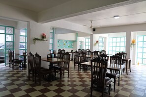 Daily buffet breakfast (INR 100 per person)