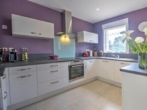 Fridge, microwave, oven, dishwasher - Charming Renovated Cottage with Garden, 20 km from La Baule, Family Friendly (Herbignac)