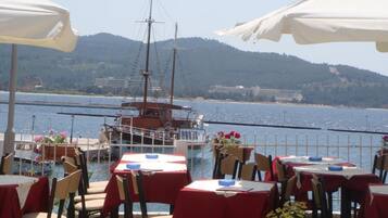Room, 1 Bedroom, Balcony | Dining