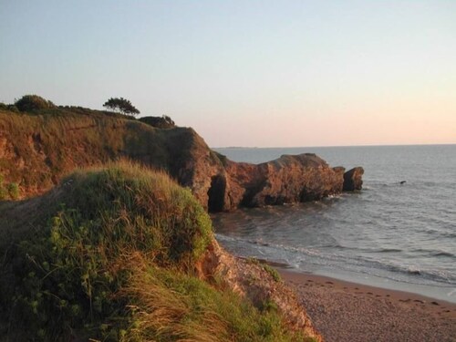 Spacious Eco-friendly Cottage, 2 km from the Ocean, with Garden, Terrace, and Modern Amenities