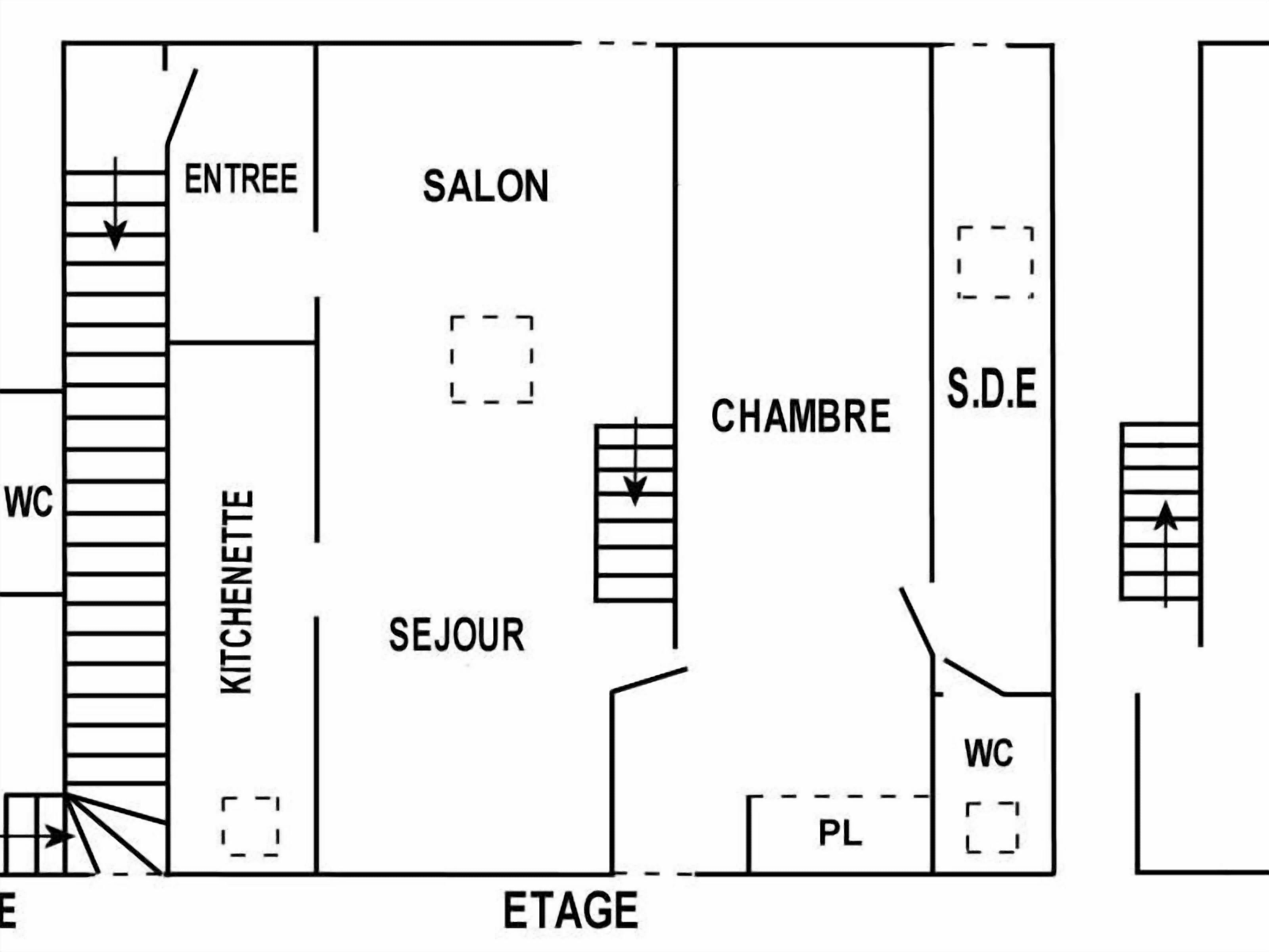 A floor plan with a kitchen, ensuite bathroom, salon, and a living area.