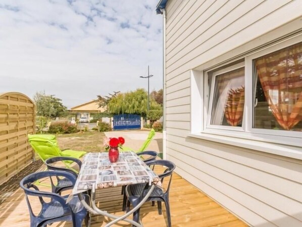 Outdoor dining - Coastal Cottage, 200m from the Sea - Terrace, Parking, Wifi, and Pet-Friendly (La Plaine-sur-Mer)
