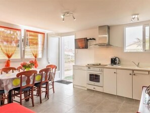 Fridge, microwave, oven, dishwasher - Coastal Cottage, 200m from the Sea - Terrace, Parking, Wifi, and Pet-Friendly (La Plaine-sur-Mer)