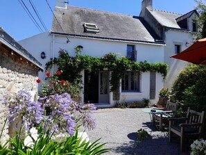 Outdoor dining - Charming Cottage with Bikes near Salt Marshes, 3km from Sea (Guérande)