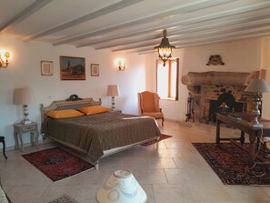 2 bedrooms, free WiFi, bed sheets - Charming Cottage with Bikes near Salt Marshes, 3km from Sea (Guérande)
