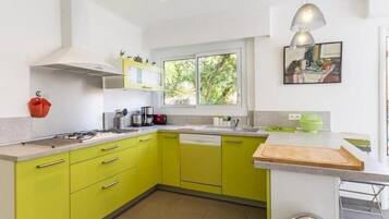 Réfrigérateur, micro-ondes, four, lave-vaisselle