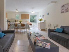 TV - "Contemporary Home with Garden, Near Sea & Shops, Equipped for Families" (Assérac)