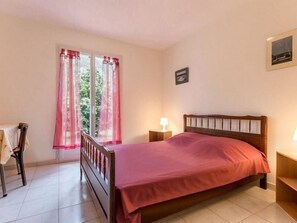 3 bedrooms, bed sheets