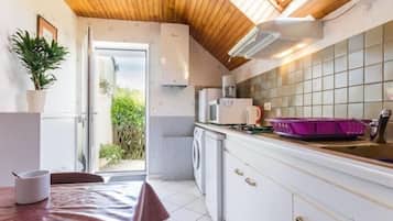 Réfrigérateur, micro-ondes, four