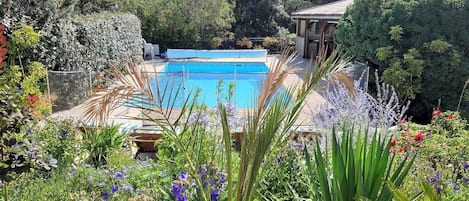 Una piscina al aire libre de temporada (de 09:00 a 22:00), sombrillas