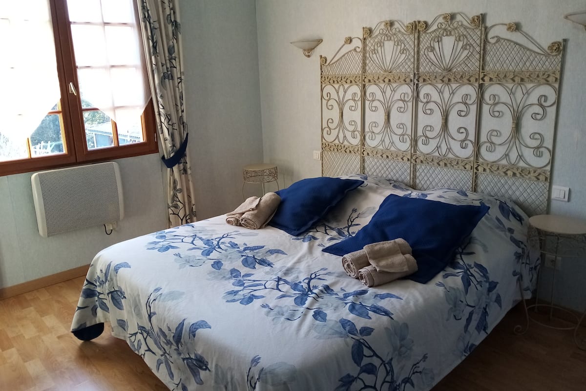 Habitación triple | Edredón, decoración personalizada, muebles diferentes y escritorio