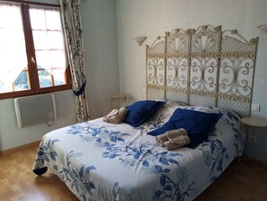 Habitación triple | Edredón, decoración personalizada, muebles diferentes y escritorio 