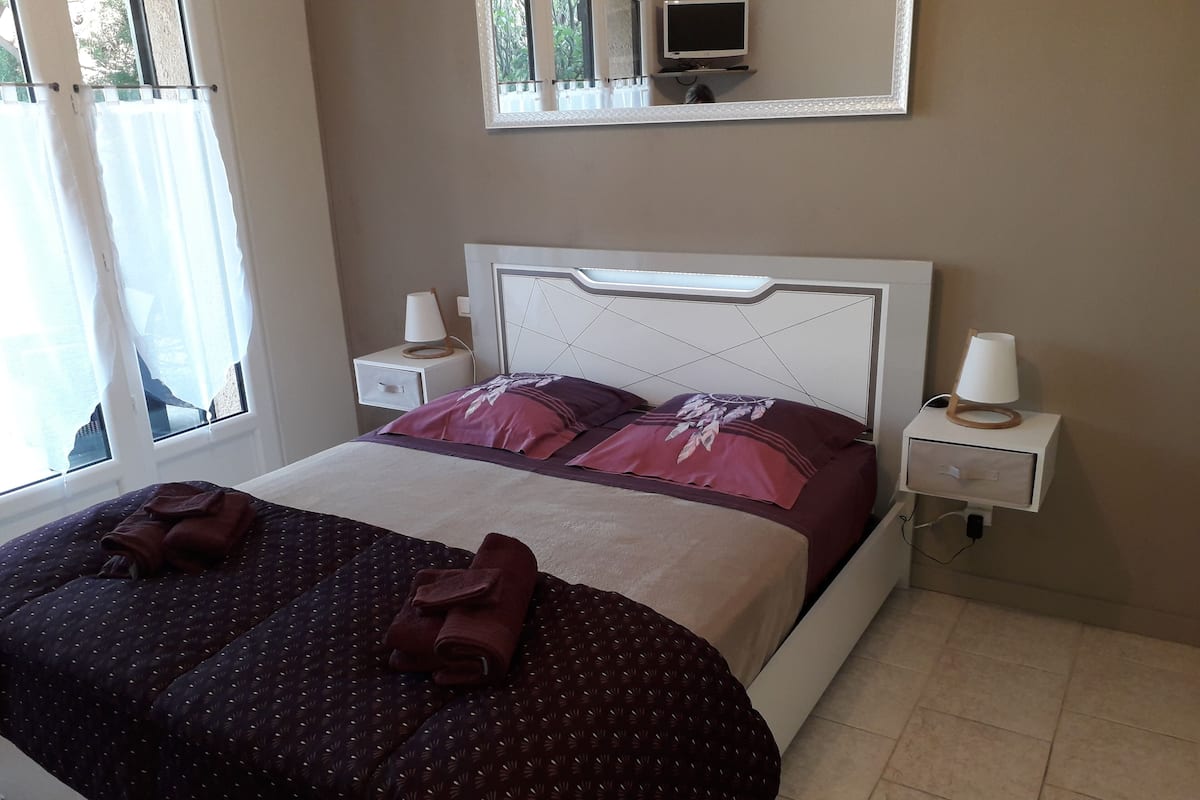 Habitación doble | Edredón, decoración personalizada, muebles diferentes y escritorio