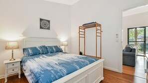 5 bedrooms, iron/ironing board, internet