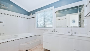 Combined shower/tub