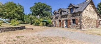 Stone House Retreat with Garden & WiFi in Tranquil Countryside