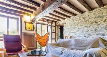 Stone House Retreat with Garden & WiFi in Tranquil Countryside