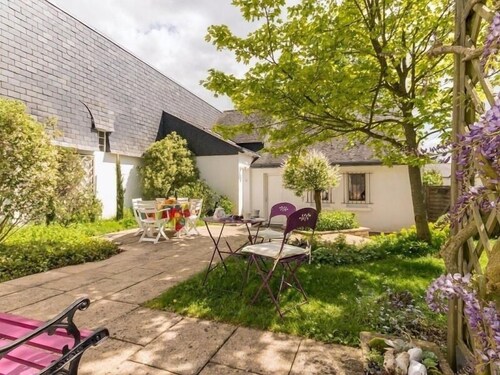 Cozy Renovated Cottage Near Nantes Canal with Private Garden and Bikes