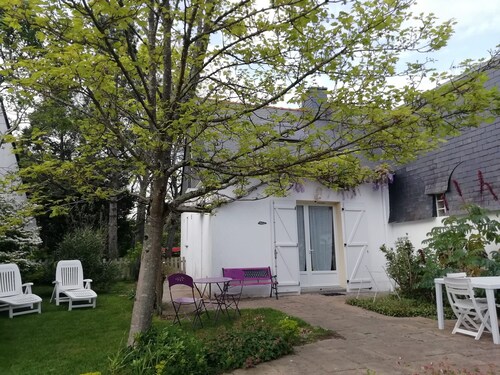 Gîte rénové calme avec jardin fleuri, à proximité du canal de Nantes à Brest et de la forêt du Gâvre