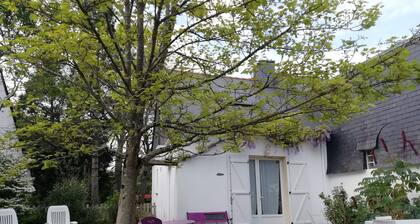 GĂźte rĂ©novĂ© calme avec jardin fleuri, Ă proximitĂ© du canal de Nantes Ă Brest et de la forĂȘt du GĂąvre