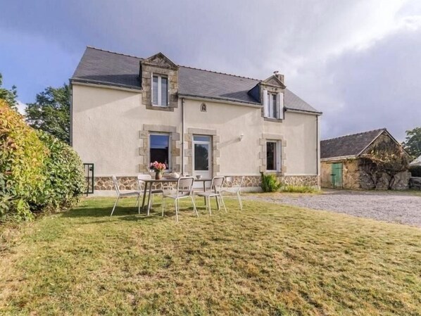 Outdoor dining - Charming Cottage Near Brière, Close to Pornichet Beach, Spacious Garden, Ideal for Families (Saint-André-des-Eaux)