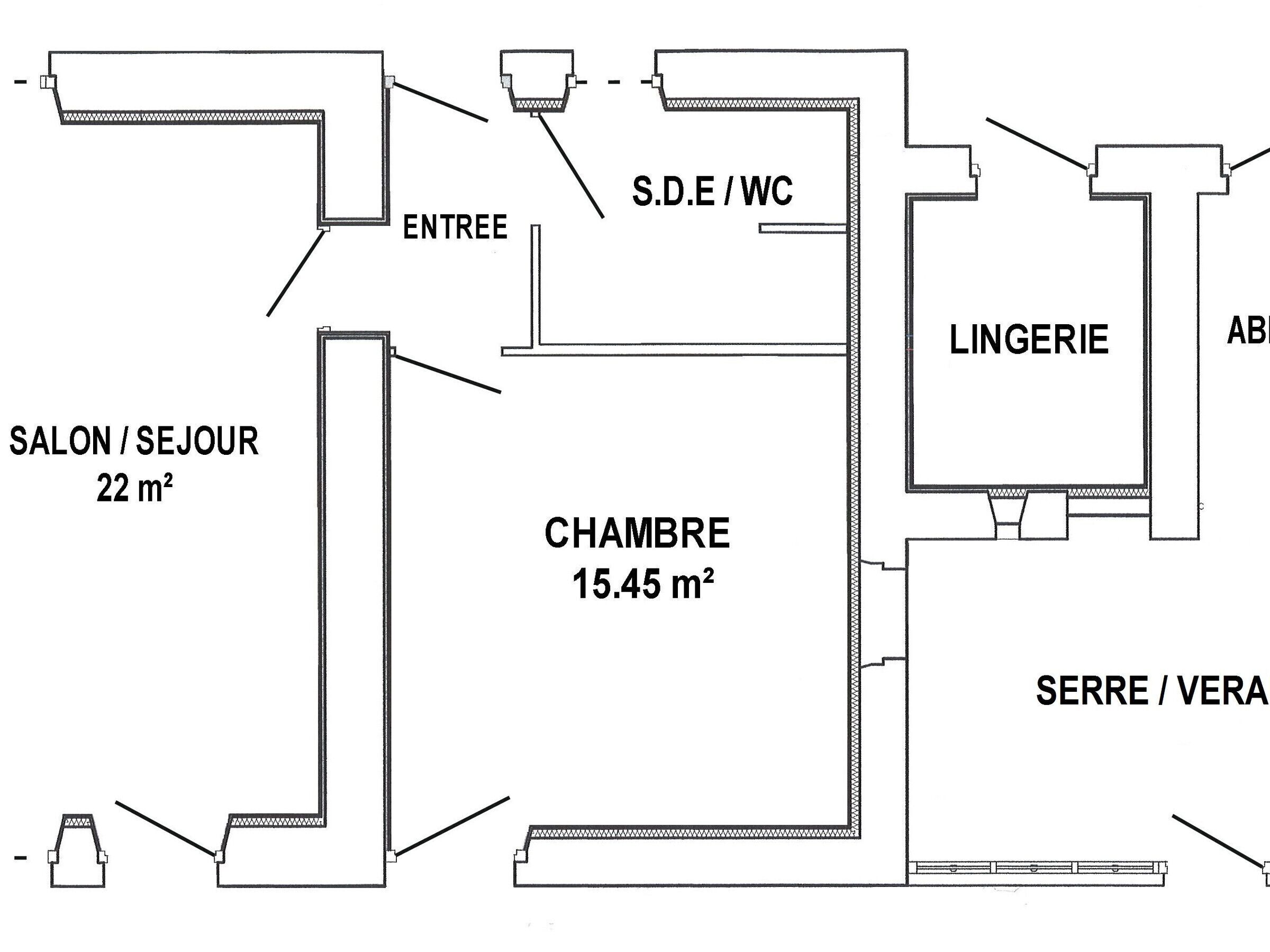 Un plan d’étage comprenant un salon (15,45 m²), une chambre (22 m²), une salle de bain avec WC, et une cuisine.
