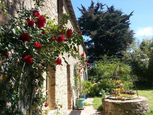 Maison de Maître rénovée avec jardin, terrasse et équipements modernes, au calme de la campagne.