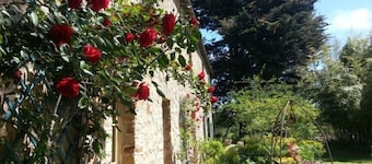 Renovated Master House, Quiet Countryside, Modern Comforts, Near Beaches and Nantes Attractions