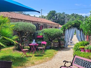 Outdoor dining - Seaside Eco Cottage: 18th-Century Stone House near Pornic, 15min to Beach, Accessible, Private Garden (Arthon-en-Retz)