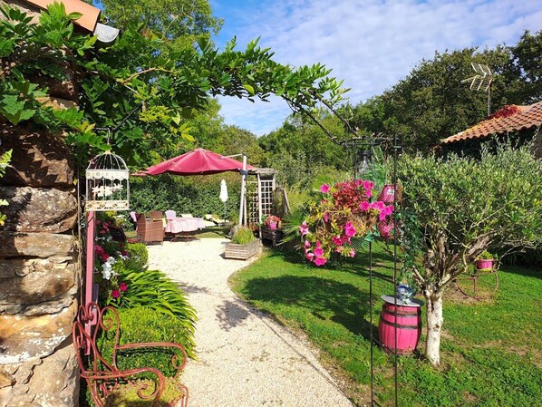 Property grounds - Seaside Eco Cottage: 18th-Century Stone House near Pornic, 15min to Beach, Accessible, Private Garden (Arthon-en-Retz)