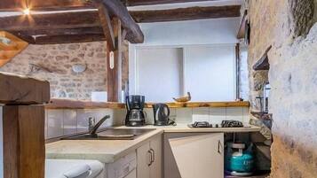 Een koelkast, een microgolfoven, een oven, een vaatwasser