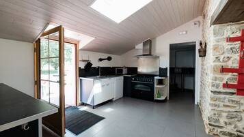 Een koelkast, een microgolfoven, een oven, een vaatwasser